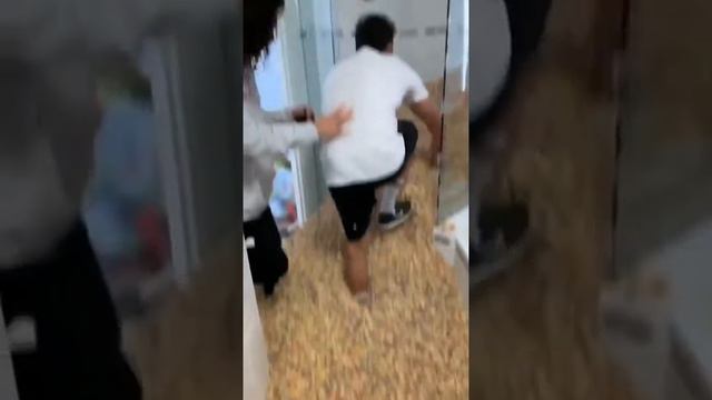 Друзья делают друг с другом челлендж смотреть онлайн