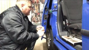 Volkswagen Caddy.Сдвижная дверь. Ролик и накладка сдвижной двери..mp4