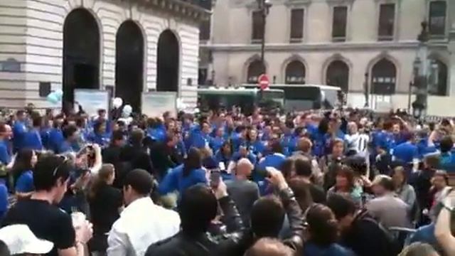 iPad 2 begin sales in Paris смотреть онлайн