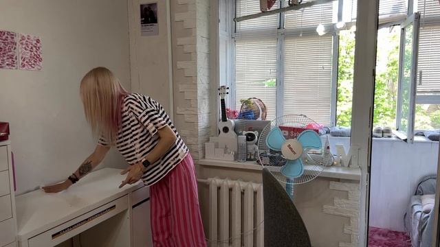 Дорвалась до краски. Белый стол и розовый балкон. Кира оценила на 10. смотреть онлайн