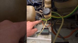 Что делать если идет перезаряд АКБ на ваз 2101. Скачет напряжения  выше 15W+ ? Решение проблемы✅