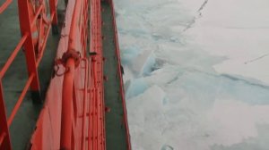 Атомный ледокол ломает лед. Nuclear icebreaker breaks the ice.