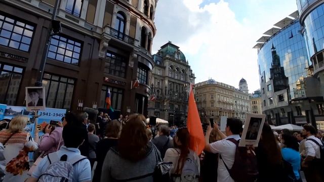 БЕССМЕРТНЫЙ ПОЛК- ВЕНА-АВСТРИЯ-ПЛОЩАДЬ СВЯТОГО СТЕФАНА-ПАМЯТНИК СОВЕТСКОМУ СОЛДАТУ-9 МАЯ 2022 смотреть онлайн