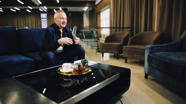 Мечтаете о загородном доме с бассейном, бильярдом и спорт-залом? У нас все рядом! смотреть онлайн