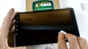 Клею защитное закалённое стекло 9" на дисплей автомобильного головного устройства TEYES CC2.