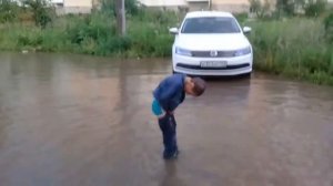 Дети купаются в луже. Часть2