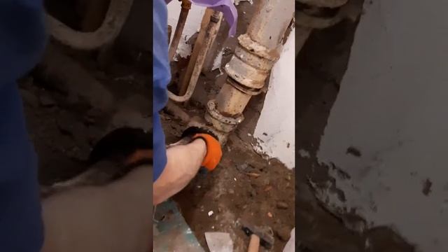 Как быстро и безопасно достать чугунное колено,тройник смотреть онлайн