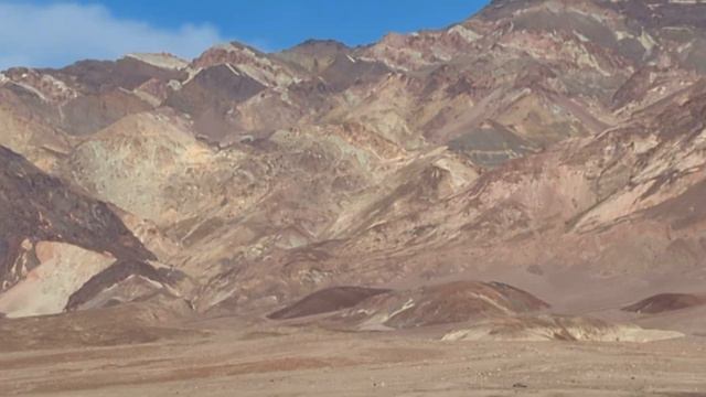 Вид из солевой долины на цветные горы, окружающие Долину Смерти 12 марта 2023 г. смотреть онлайн