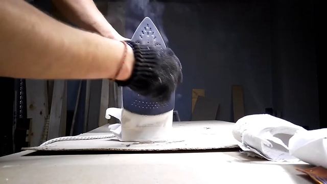 Чистка полотна утюга от пригара с помощью карандаша для очистки утюга. Способ применения. смотреть онлайн