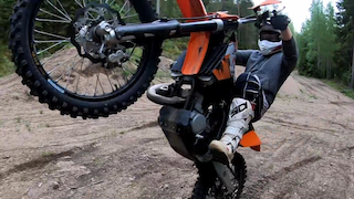 Прыжки и падения, вилли и стоппи, по льду на шипах, хард эндуро