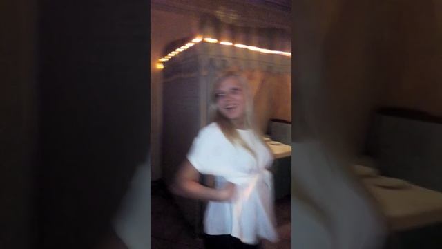 Весёлый танец в кругу друзей на юбилей смотреть онлайн