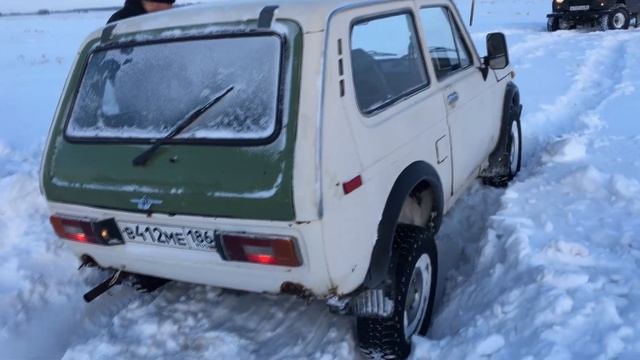 УАЗ на военных мостах и стандартная НИВА-2121 творят чудеса. Делаем дорогу там где ее нет. смотреть онлайн