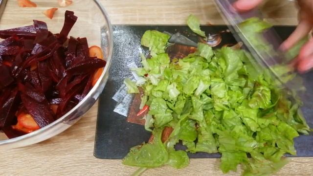 СВЕЖИЙ САЛАТ СО СВЕКЛОЙ, помидорами и козьим сыром смотреть онлайн
