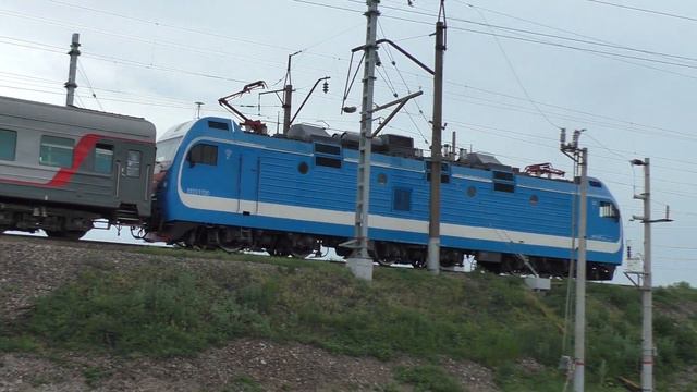 "Лето" ЭП1М-491 с поездом №360 Калининград—Адлер отправляется со станции Миллерово смотреть онлайн