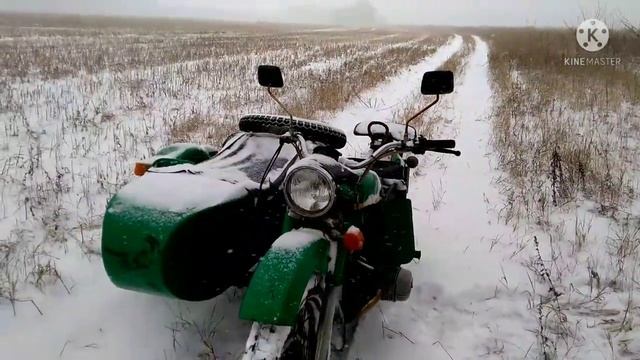 На мотоцикле "Урал" по снежку. смотреть онлайн
