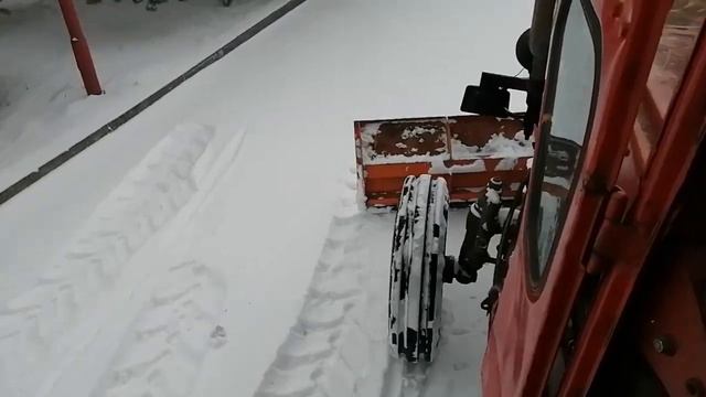 Настоящий трактор чистит снег. Даня находит огромный киндер сюрприз. Видео для детей. Уборка снега.