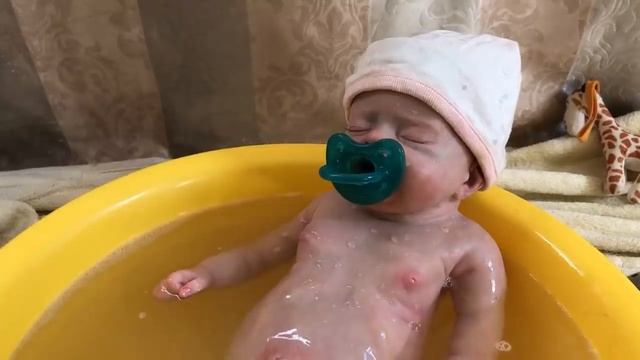 Первое купание силиконовой куклы реборн _ Fullbody Silicone Reborn Bath