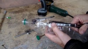 Простая приспособа своими руками для чистки пластиковых бочек на даче