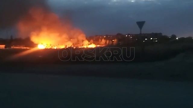 В Орске в районе посёлка Гудрон случился пожар смотреть онлайн