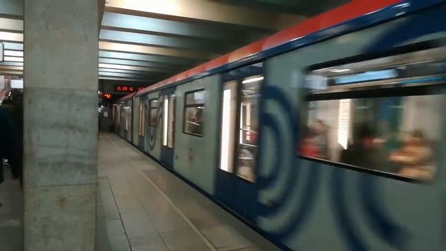 Поезд Москва 2019 на станции метро Юго-Западная (3) смотреть онлайн