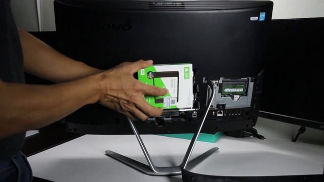 วิธีแกะคอมพิวเตอร์ Lenovo All In One C560 เพื่อเปลี่ยน HDD, SSD หรือเพิ่ม RAM смотреть онлайн