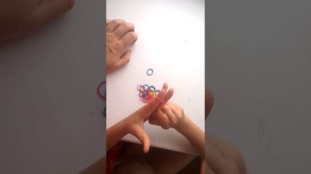 Как плести из резинок на пальцах, бюджетный вариант. смотреть онлайн
