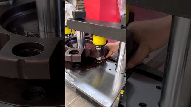 Производство радиуса у медной шины сечением 4х40 мм. смотреть онлайн