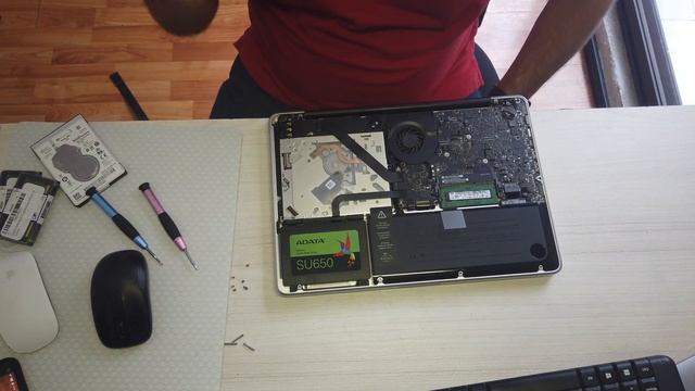 Mejora tu Macbookpro Tu mismo(Guía para aumentar la RAM y cambiar tu disco HDD x un SSD )1000xRapid смотреть онлайн