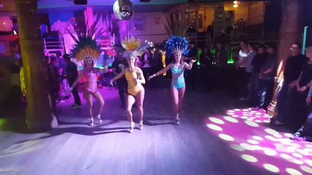 Наш дебют в Тики-баре. Samba Sapo Cai.