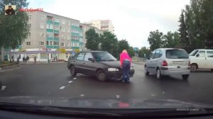 Осторожно! Пьяные и тупые бабы за рулём! Smail TV