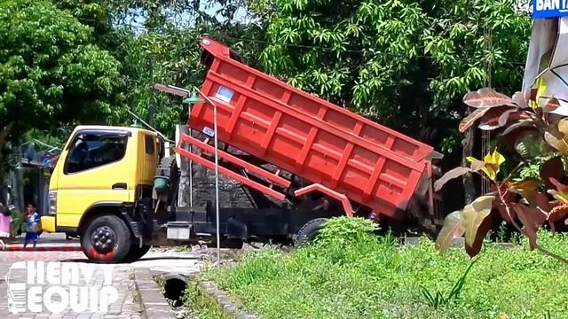 Dumper Truck Dyna Unloading dirt in Resident Area смотреть онлайн