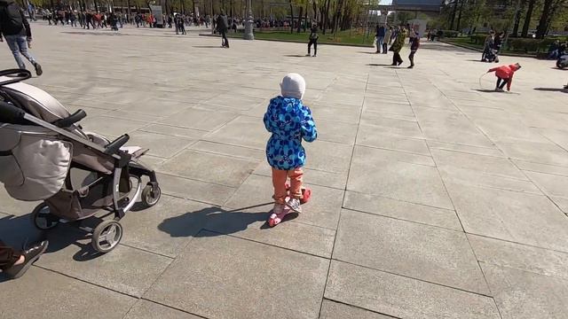 Natasha Walks In The Park VDNH. Наташа гуляет в парке ВДНХ