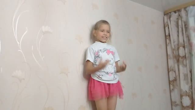 Прыгаю с дивана на подушки смотреть онлайн