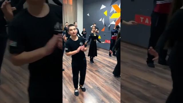 ДЕТИ КРАСИВО ТАНЦУЮТ ЛЕЗГИНКУ смотреть онлайн