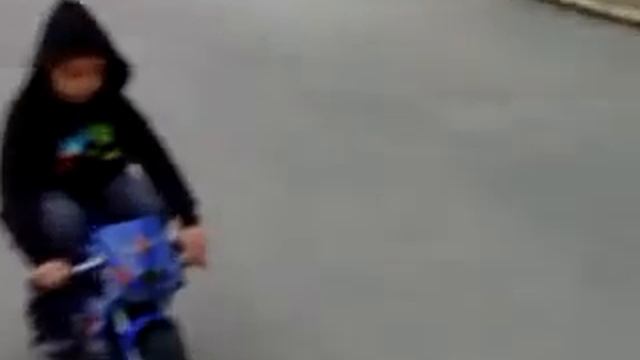 максимка гоняет во дворе на мотоцикле с друзьями смотреть онлайн