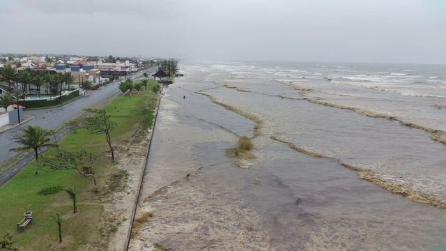Muita chuva causa RESSACA no mar em PERUÍBE - Litoral de São Paulo смотреть онлайн