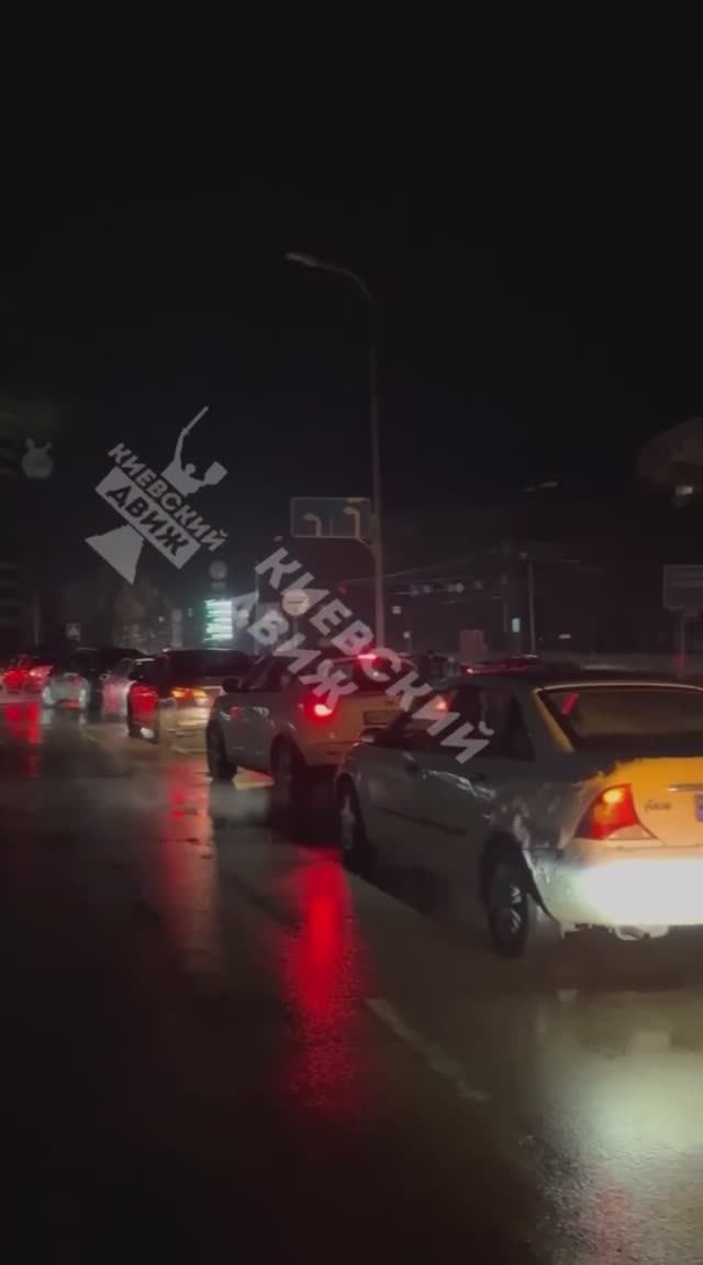 В Киеве жуткие пробки из-за отсутствия электричества. смотреть онлайн