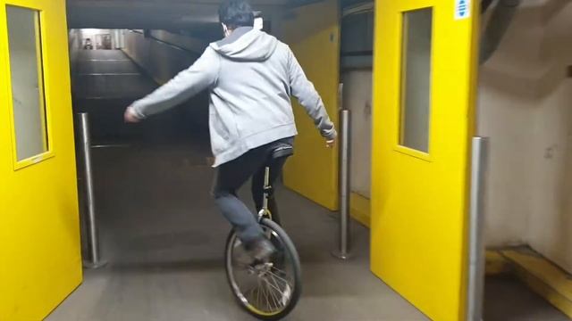 #unicycle #24"unicycle #unicycleinthetunnel OMG! I just Unicycle in the TUNNEL 30% UPHILL DOWNHILL смотреть онлайн