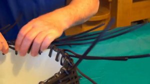 кашпо из ротанга. как утилизировать пластиковые ведра. искусственный ротанг. домашнее плетение.