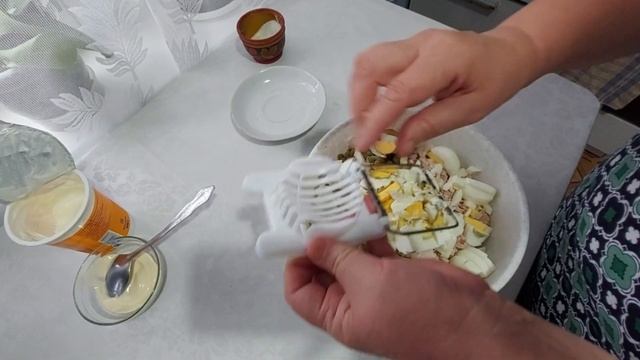 САЛАТИК С ОТВАРНОЙ КУРИЦЕЙ. смотреть онлайн