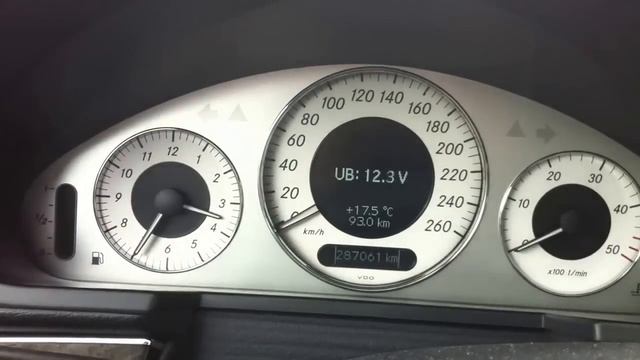 Mercedes E-Class W211 Tips & Tricks: Battery voltage check смотреть онлайн