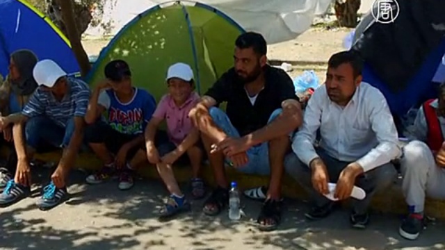 Мигранты продолжают бежать в Италию и Грецию смотреть онлайн