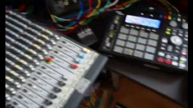 Dubbing up vocals and a riddim with the Korg Monotron Delay - Jahtari edition смотреть онлайн