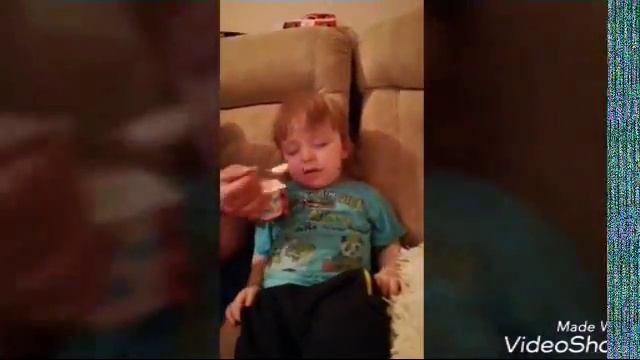 Прикольные дети еда перед сном. смотреть онлайн
