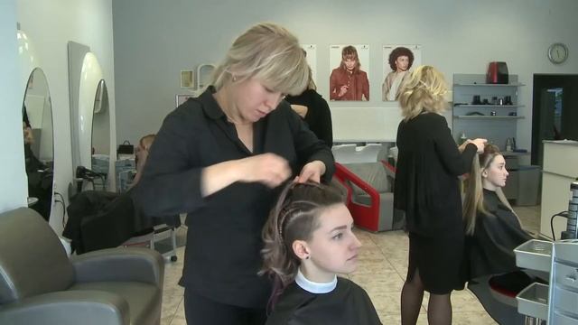 Модное уличное плетение с коком и хвостиком смотреть онлайн