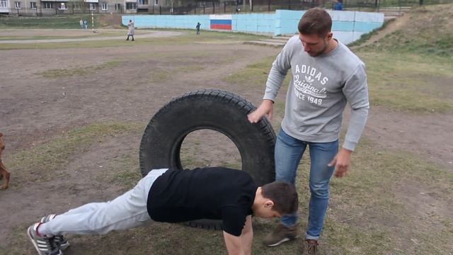 Качем ГРУДНЫЕ мышцы на ТУРНИКАХ. Андрей Филипов смотреть онлайн