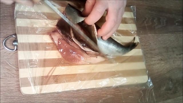 МЕНЮ НА НОВЫЙ ГОД ? 15 рублей салат с селёдкой, картофелем и зелёным горошком. смотреть онлайн