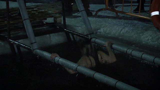 Благовещенцы окунулись в прорубь в крещенский сочельник смотреть онлайн