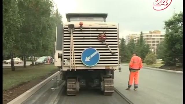 Двойная работа: на пр. Вахитова снова снимают асфальт смотреть онлайн