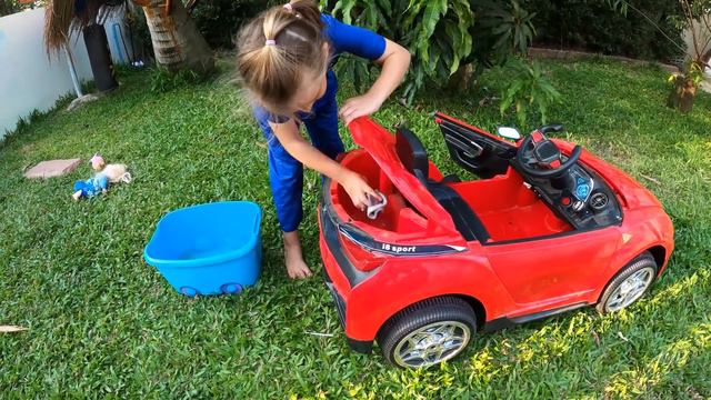 Мила и Ника катаются на машинке. Дети катаются и чинят красную машинку. смотреть онлайн